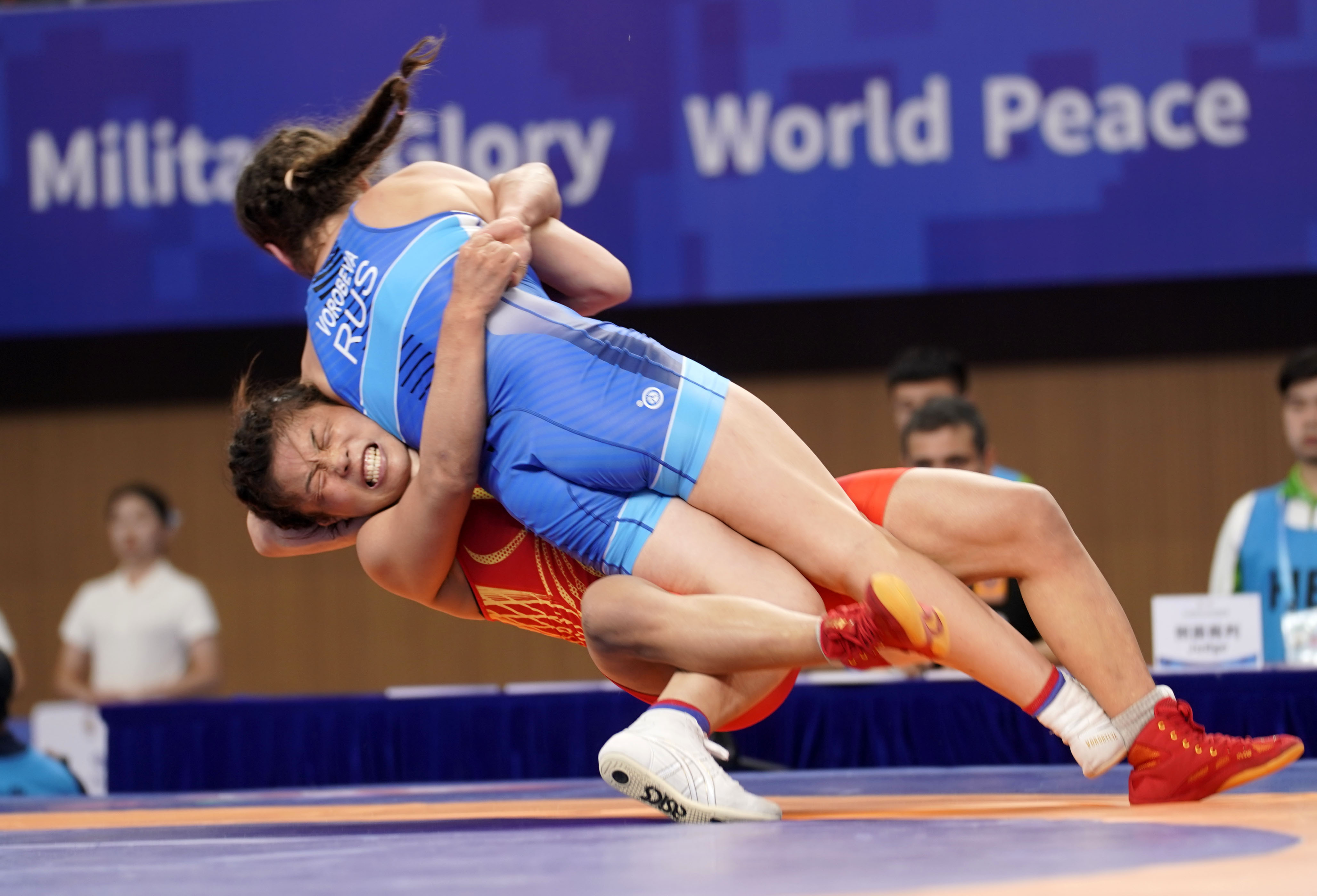 摔跤——女子自由式76公斤级:中国选手王娟获亚军