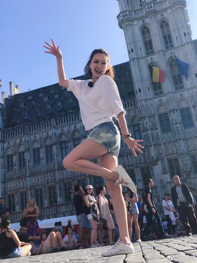 程莉莎大秀美腿,喊话郭晓冬"你敢怎样",网友:妻子的蜕变