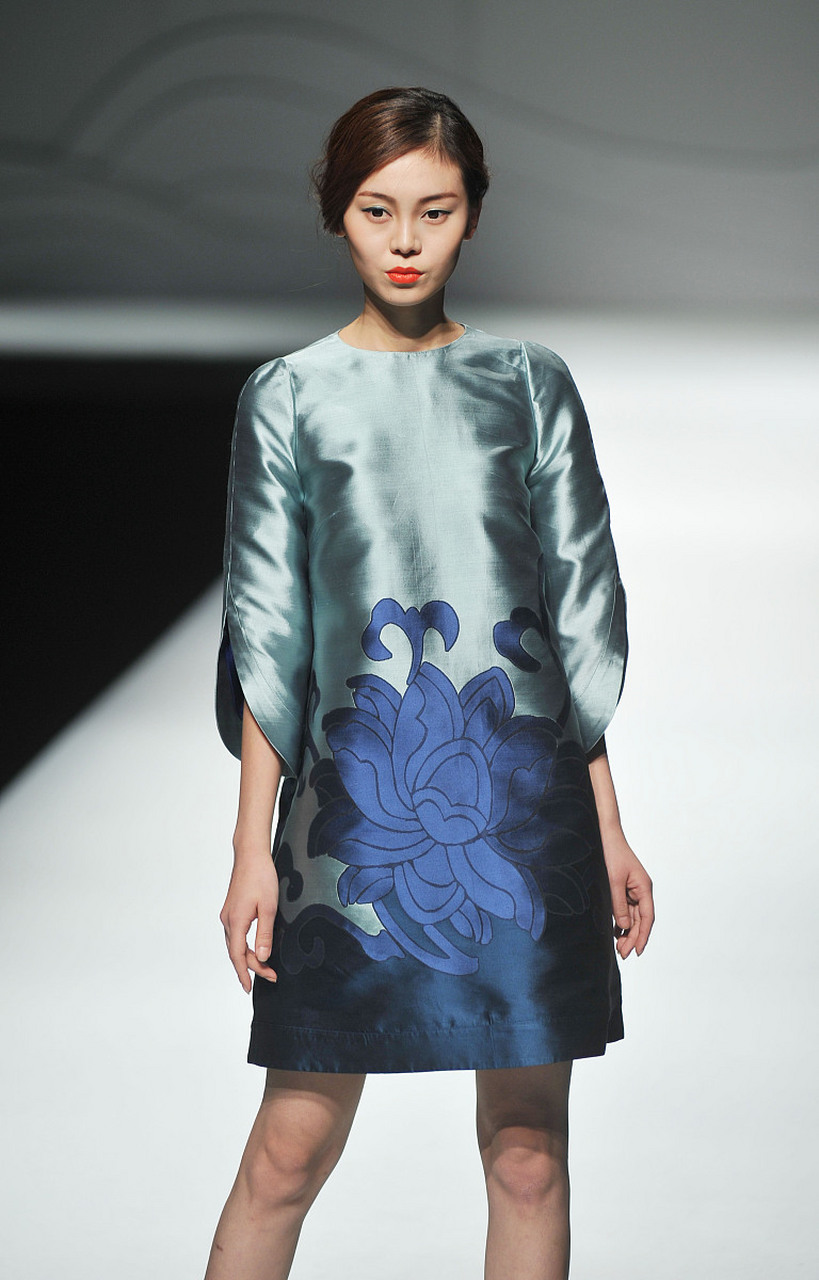 穿用真丝绸服装有益健康真丝是最佳的保健纤维.