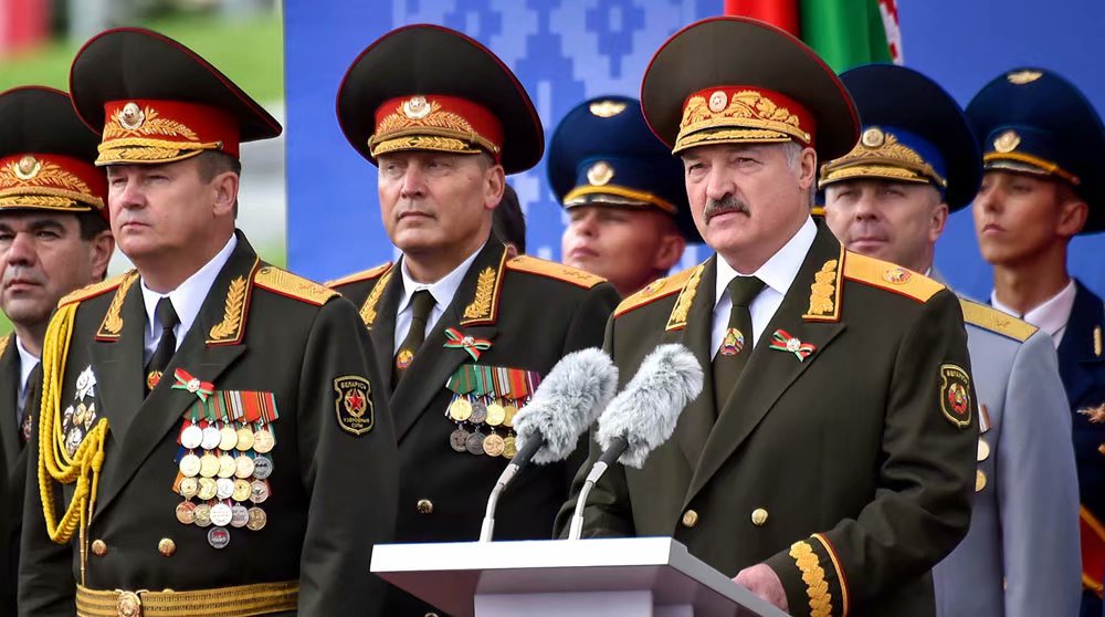 白罗斯独立日阅兵式 中国红旗车三军仪仗队完美亮相