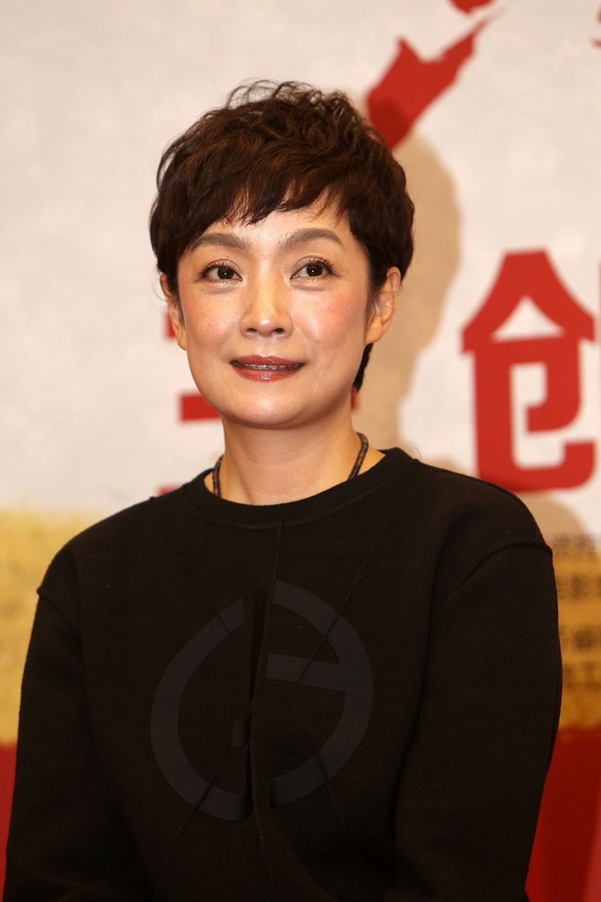 王海燕:与演员张嘉益共度人生,41岁成为幸福妈妈,丈夫的麻将习惯成小