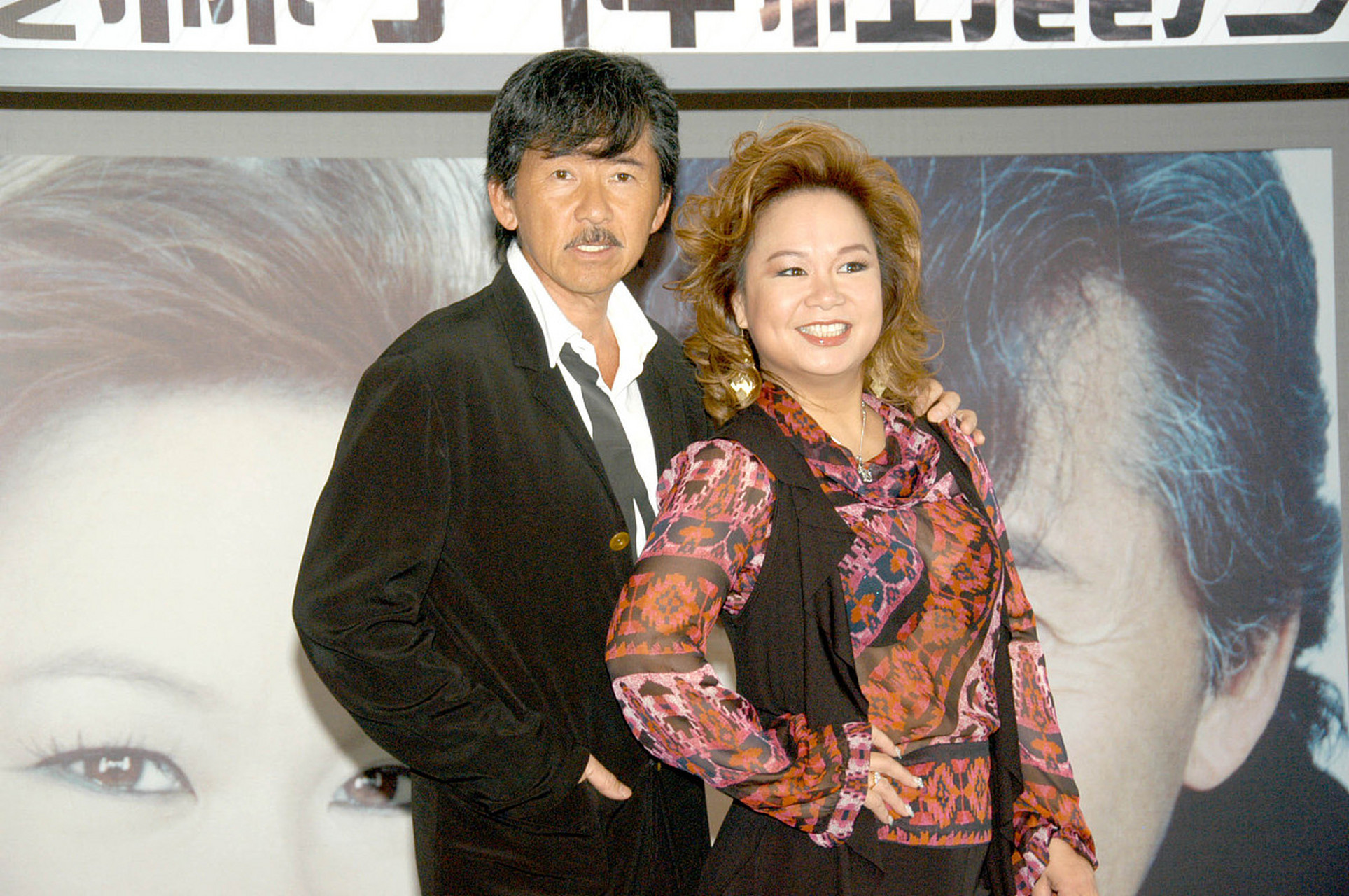 站在婚礼现场,叶倩文看着自己的男人和他的前妻在拥抱,心里难免感到