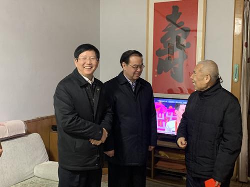 王富兴看望慰问离退休老干部