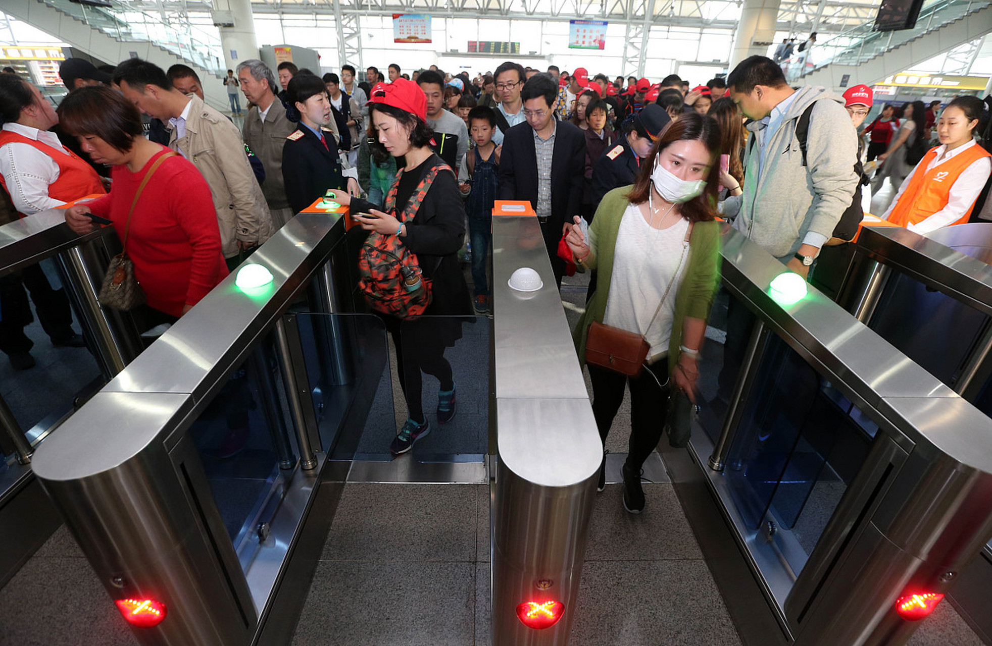 高铁检票口怎样检票# #高铁检票# #百家新收益#   高铁检票口是旅客