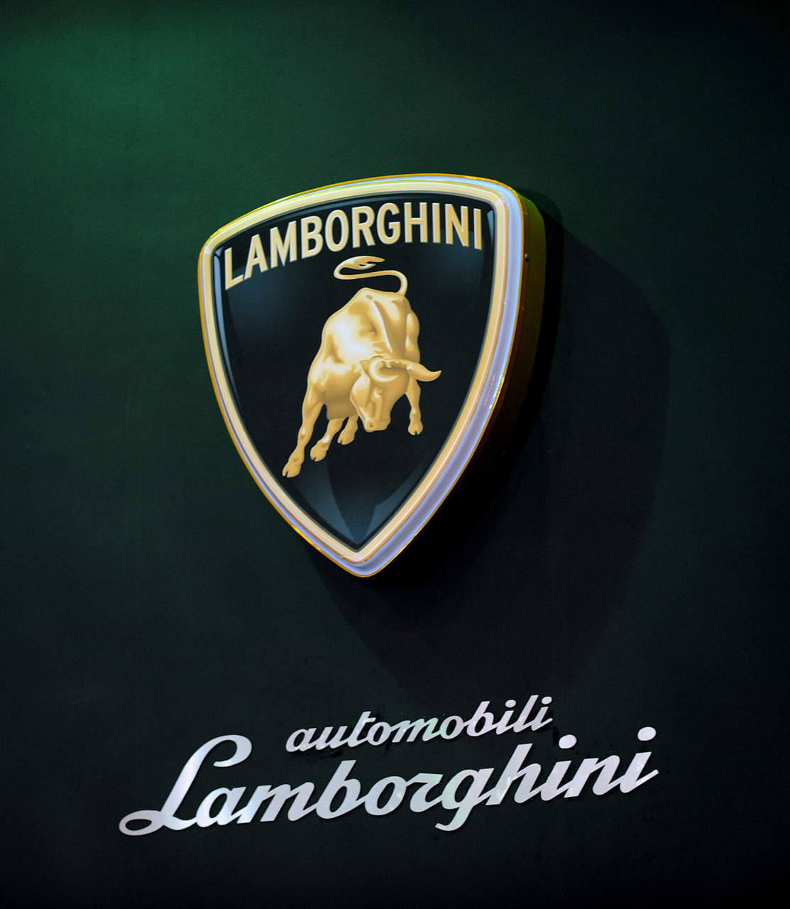 第十名:宝马  宝马车标  宝马车标中蓝白相间的方格设计受到宝马总部