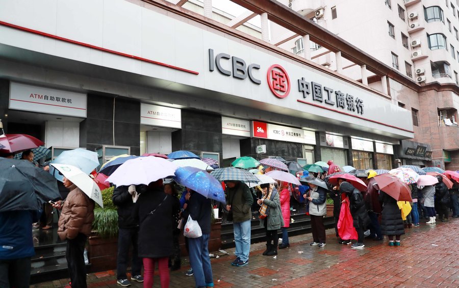 银行门前排长龙,大爷凌晨1点等候图个啥?