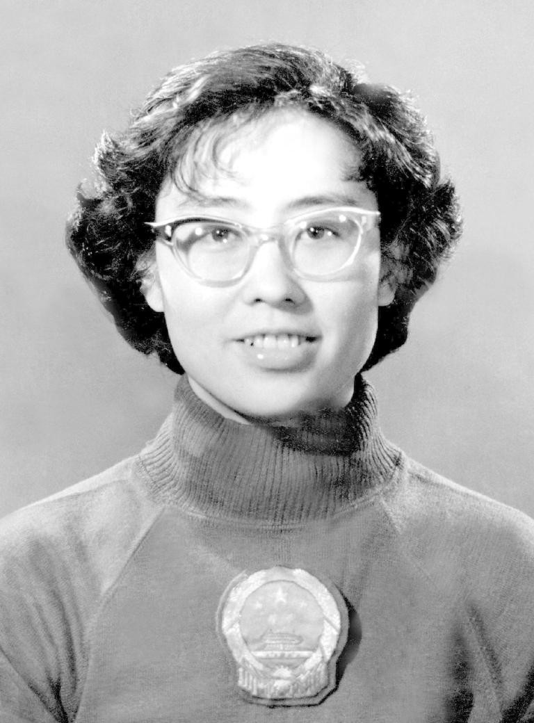 老照片:中国第一位乒乓球女子世界冠军邱钟惠,镜头记录其英姿