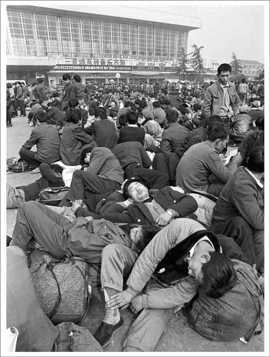 1994年,成都火车北站广场,背井离乡外出打工的人们