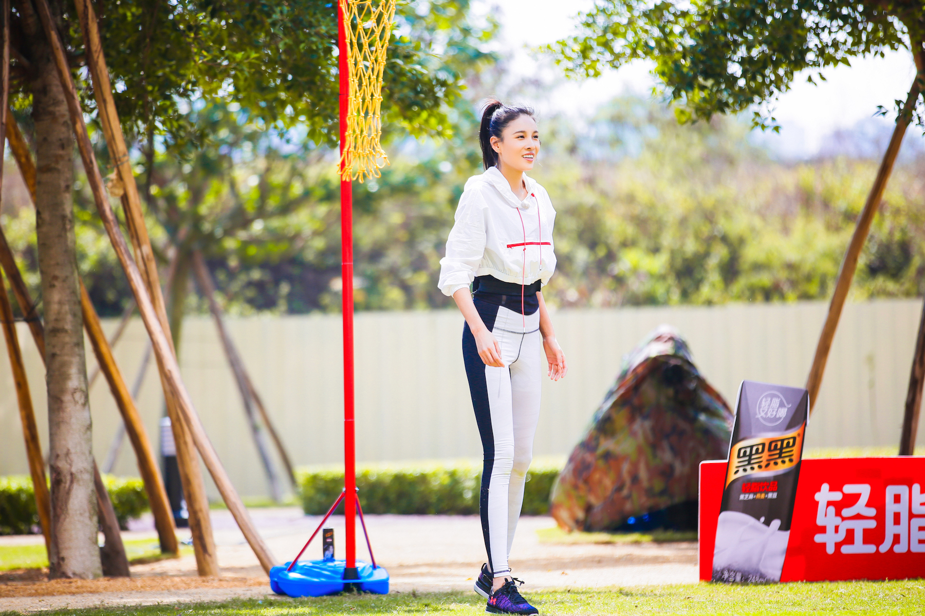 张蓝心亮相《24小时》一字马惊艳全场 成胡一天的"过敏源"