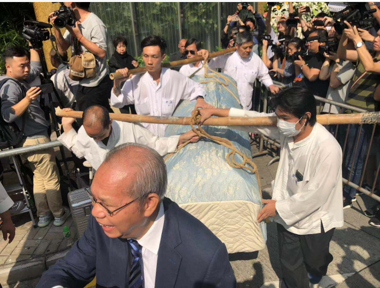 金庸先生出殡于宝莲寺火化,马云张纪中等送最后一程