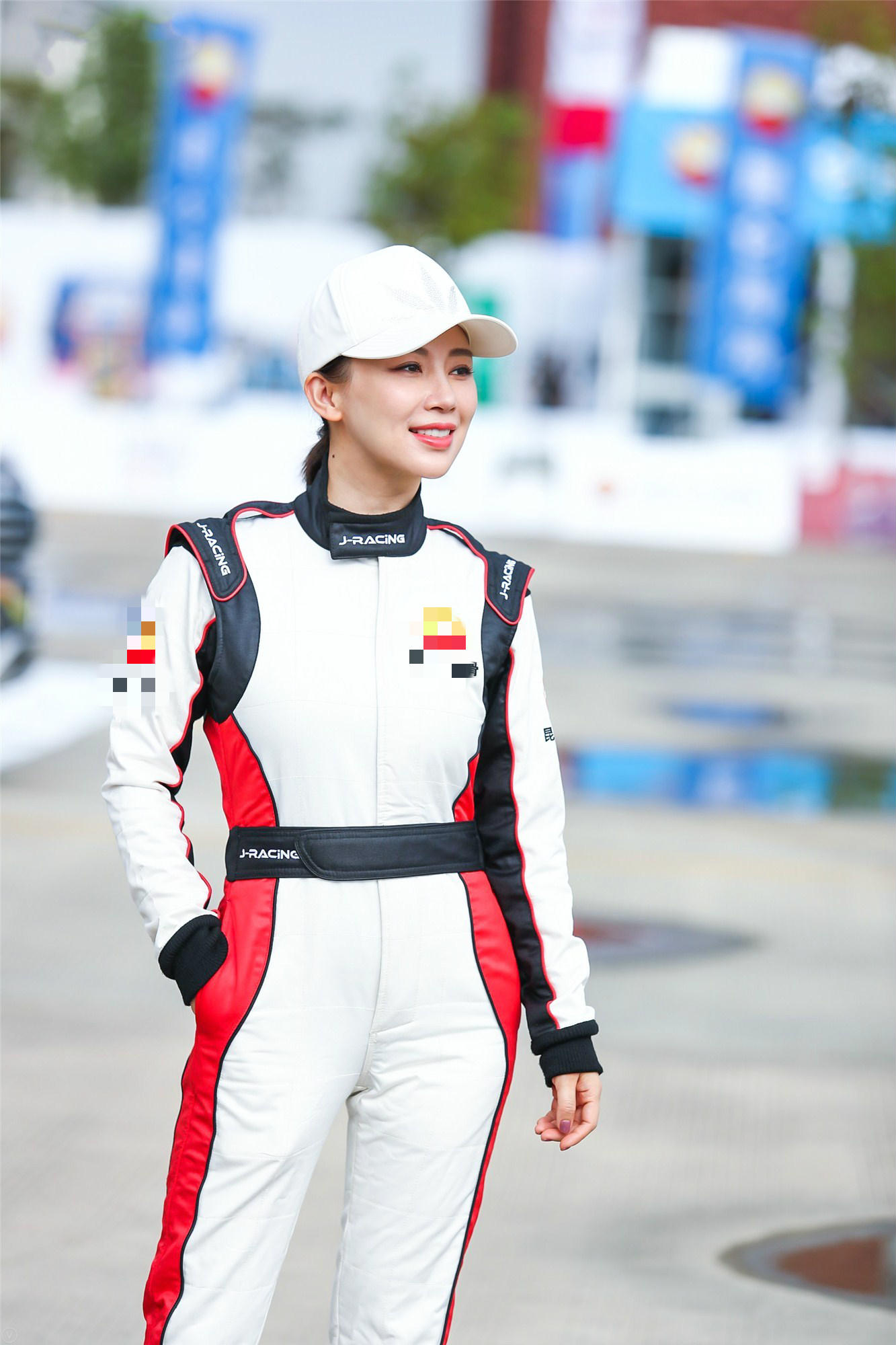 潘晓婷助力车王争霸 车手服遮不住好身材