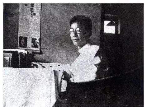 结婚35年,他为感谢发妻,选择抛弃新欢,逝世后获对方数十年眷恋