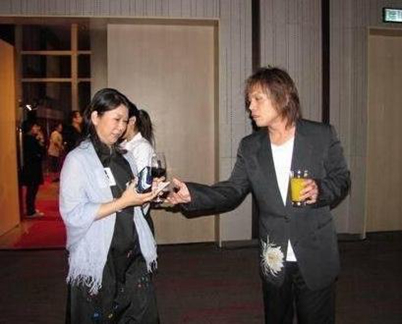 50岁伍佰近照曝光,妻子相貌平平却被宠爱了27年,网友:却有遗憾