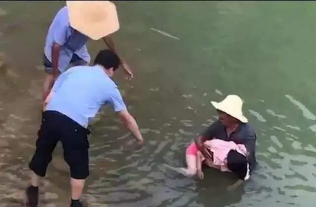 江西3名女孩溺亡,打捞上岸时,身上穿着用旧衣改的泳衣