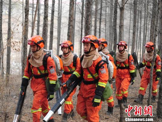 森林消防员正在进行搜山防火 刘栋 摄 2月2日,吉林省森林消防总队净月