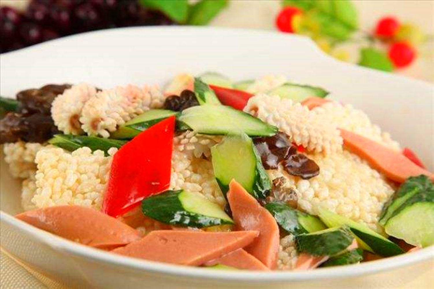 用锅巴搭配上鱿鱼,锅巴爽脆,鱿鱼滑嫩,美味又好吃