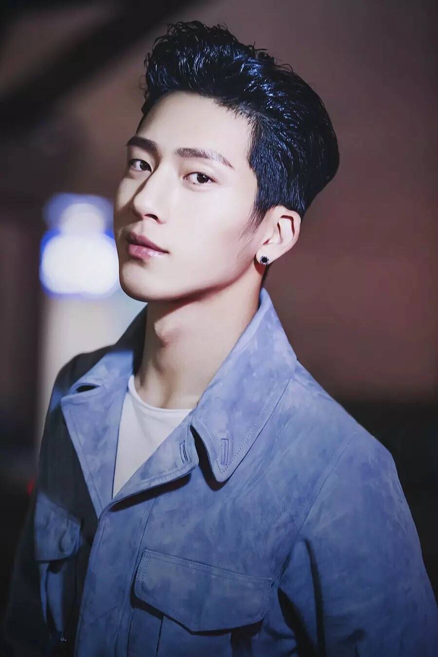 未满月就被父母抛弃,被奶奶养大,成名后带奶奶领奖并送豪宅