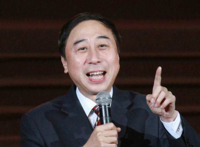无缘春晚的冯巩老师,其原因非常简单,董卿用两字表达却一针见血
