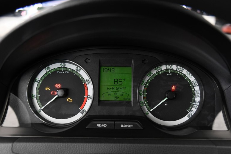 而斯柯达昕锐的内饰,中控台的设计采用的是对称式的,以及炮筒式的仪表