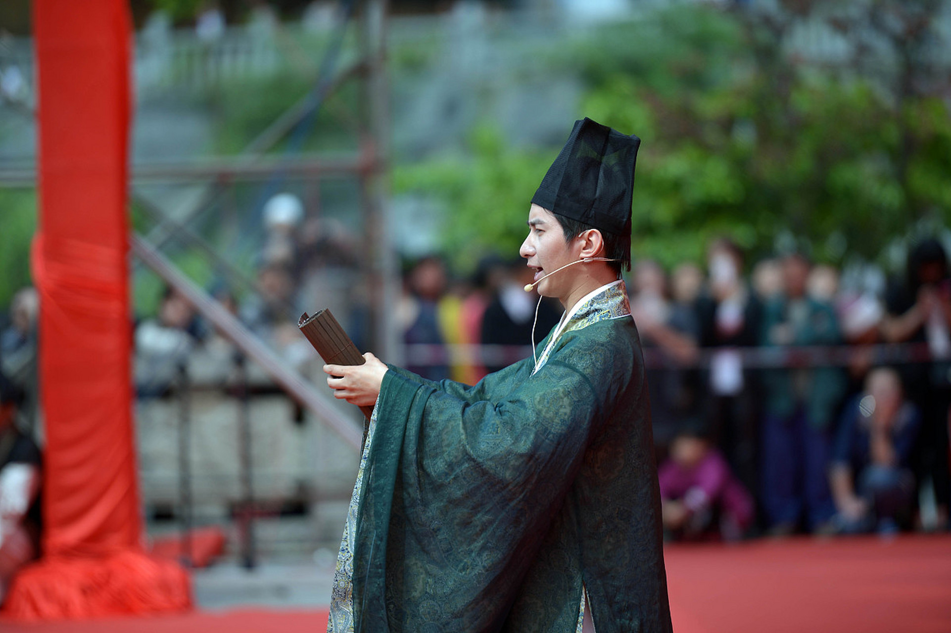 中国传统文化中,男子拱手而立的礼仪动作是对他人尊重和谦虚的表现.