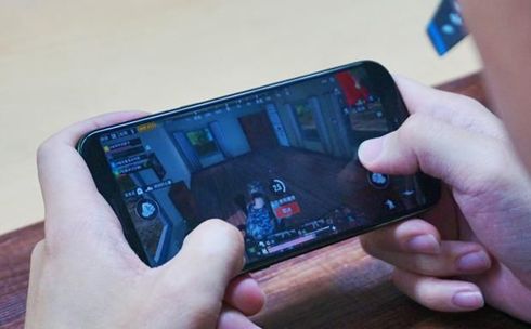 山村学生为玩游戏集体暑假返校,青少年手机成瘾应提起重视