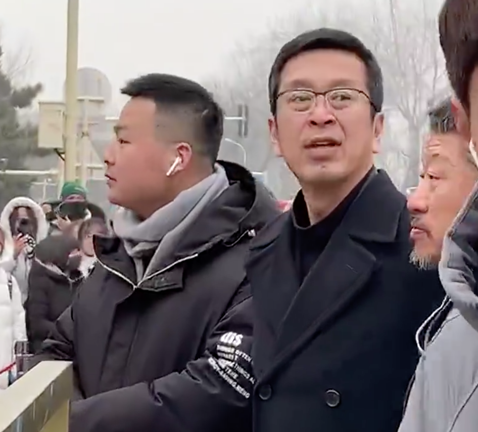 组图:侯鸿亮孔笙现身春晚第三次联排 二人结伴进入央视大楼