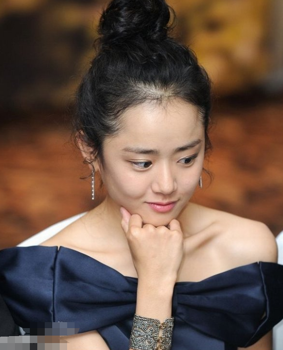 托腮的动作真是有着女人的妩媚之姿