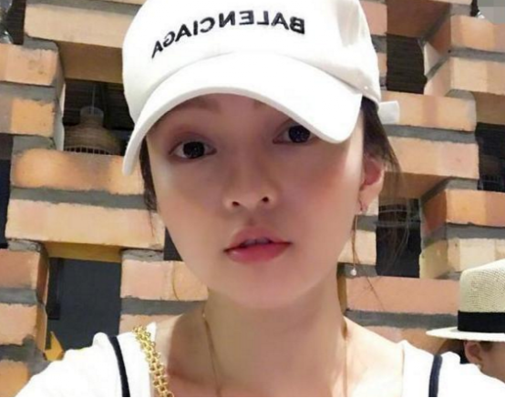 带你参观张韶涵的豪宅,院子超大还有吊床,在上面睡觉还真舒服