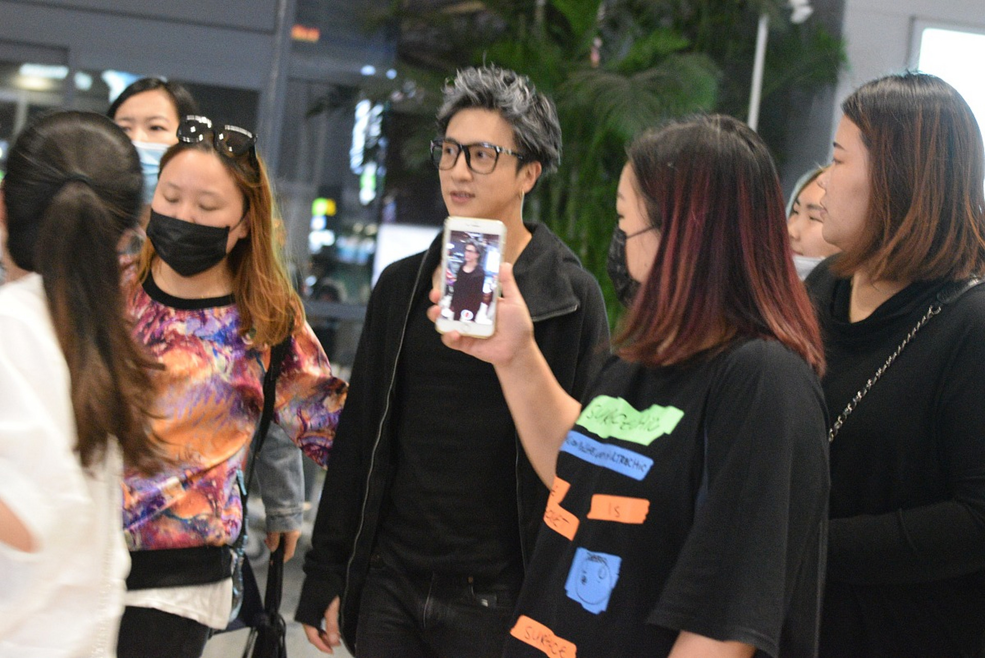 薛之谦高磊鑫近日现身街头cos,引发网友热议.