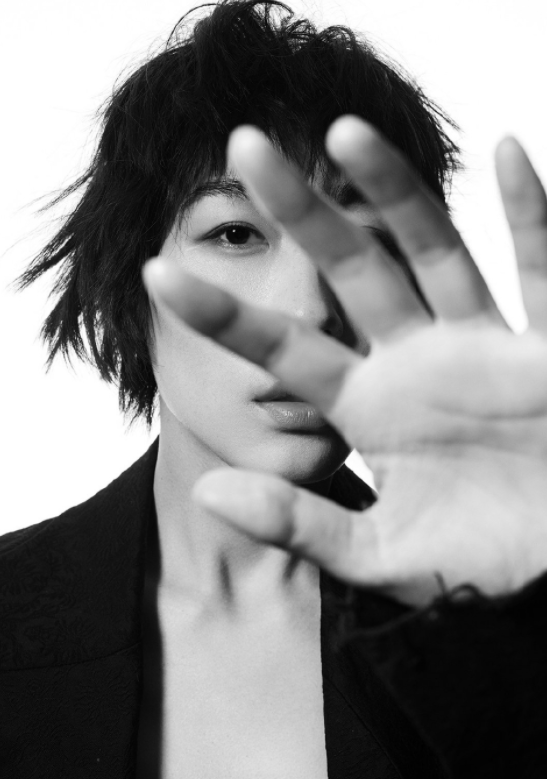 今日,任素汐为杂志拍摄的大片曝光,黑白质感高级,近身照清楚体现个性