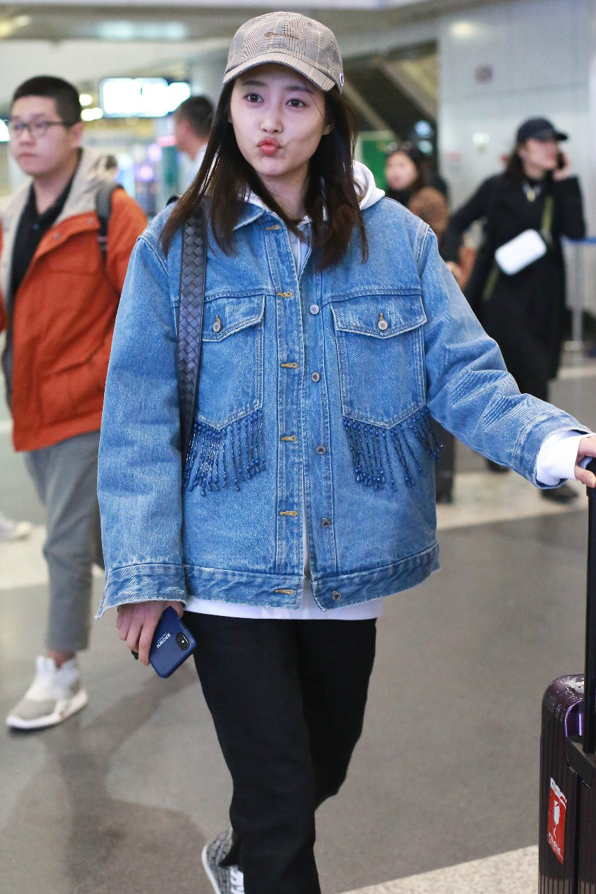 李纯穿蓝色牛仔衣搭配黑色喇叭裤现身机场,皮肤白皙笑容灿烂