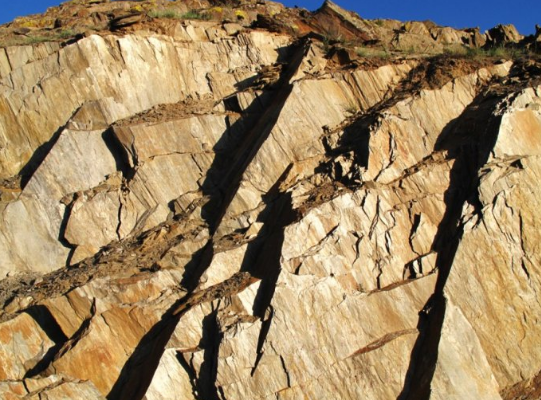 三号矿是伟晶岩脉矿坑,边壁上的盘山道呈螺旋状.