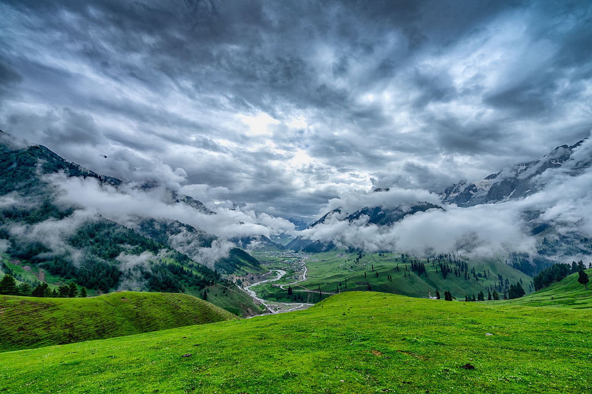 在贵州省黔南布依族苗族自治州贵定县,有一座被称为"金海雪山"的景区