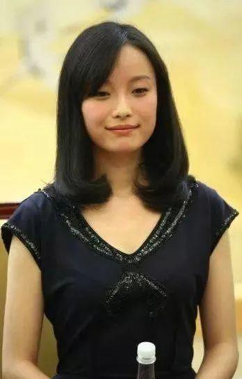 倪妮瘦身30斤成就模特身材,变身时尚icon气场十足,健身堪比整容