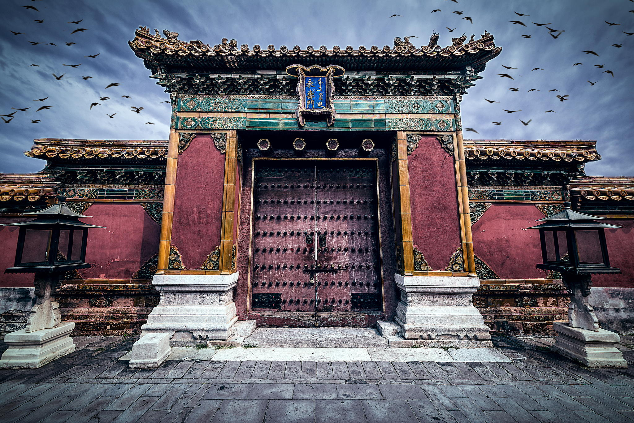 飞檐是中国传统建筑檐部形式,多指屋檐特别是屋角的檐部向上翘起,若飞