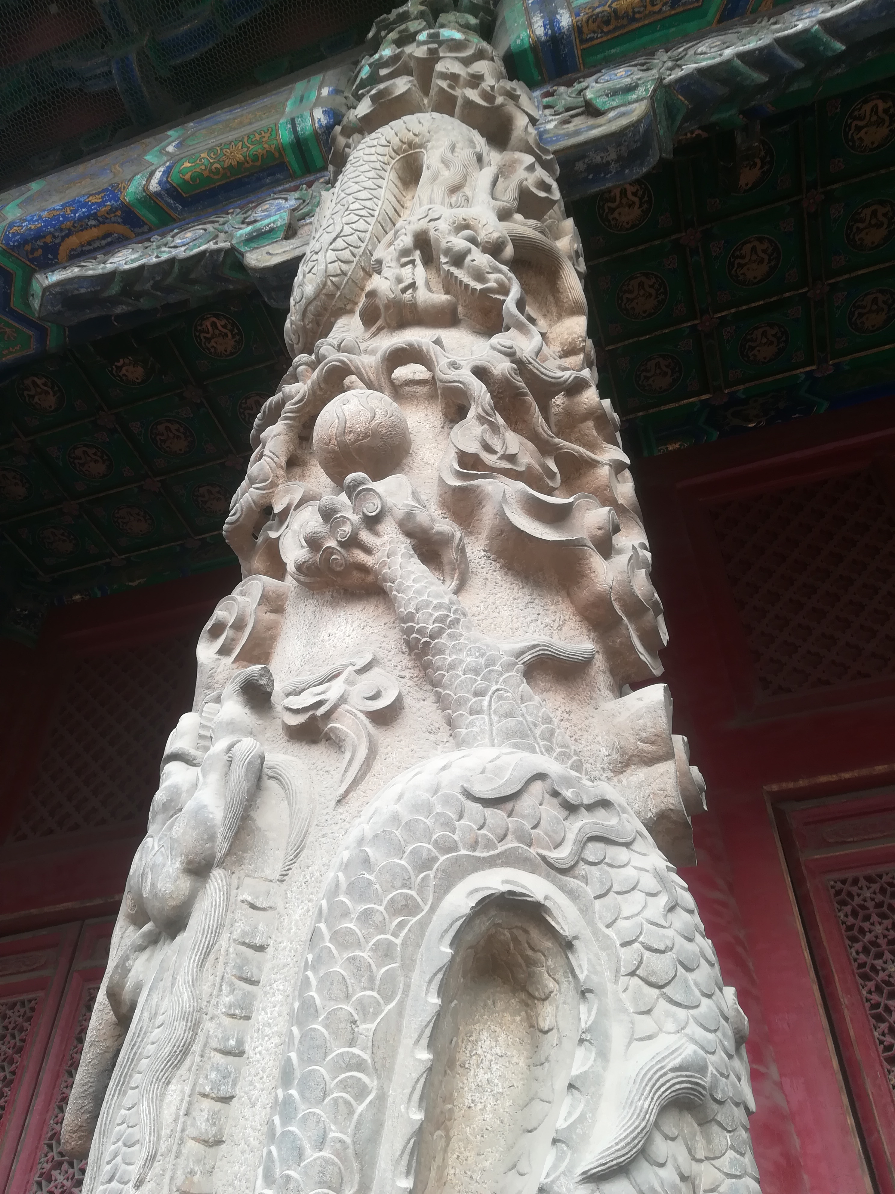 游曲阜孔庙,大成殿前的雕龙柱,堪称我国石刻艺术中的瑰宝!