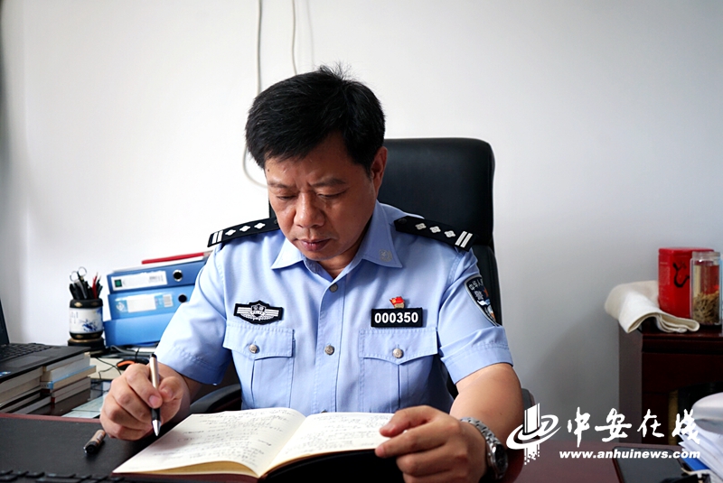 他从警31年从不用枪 只用刀让证据"说话"