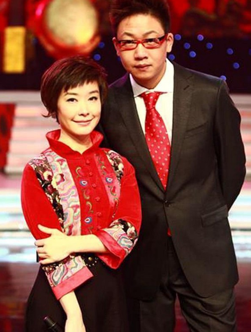 曾是《正大综艺》主持人,出身名门22岁就嫁人,今成路人无人识!
