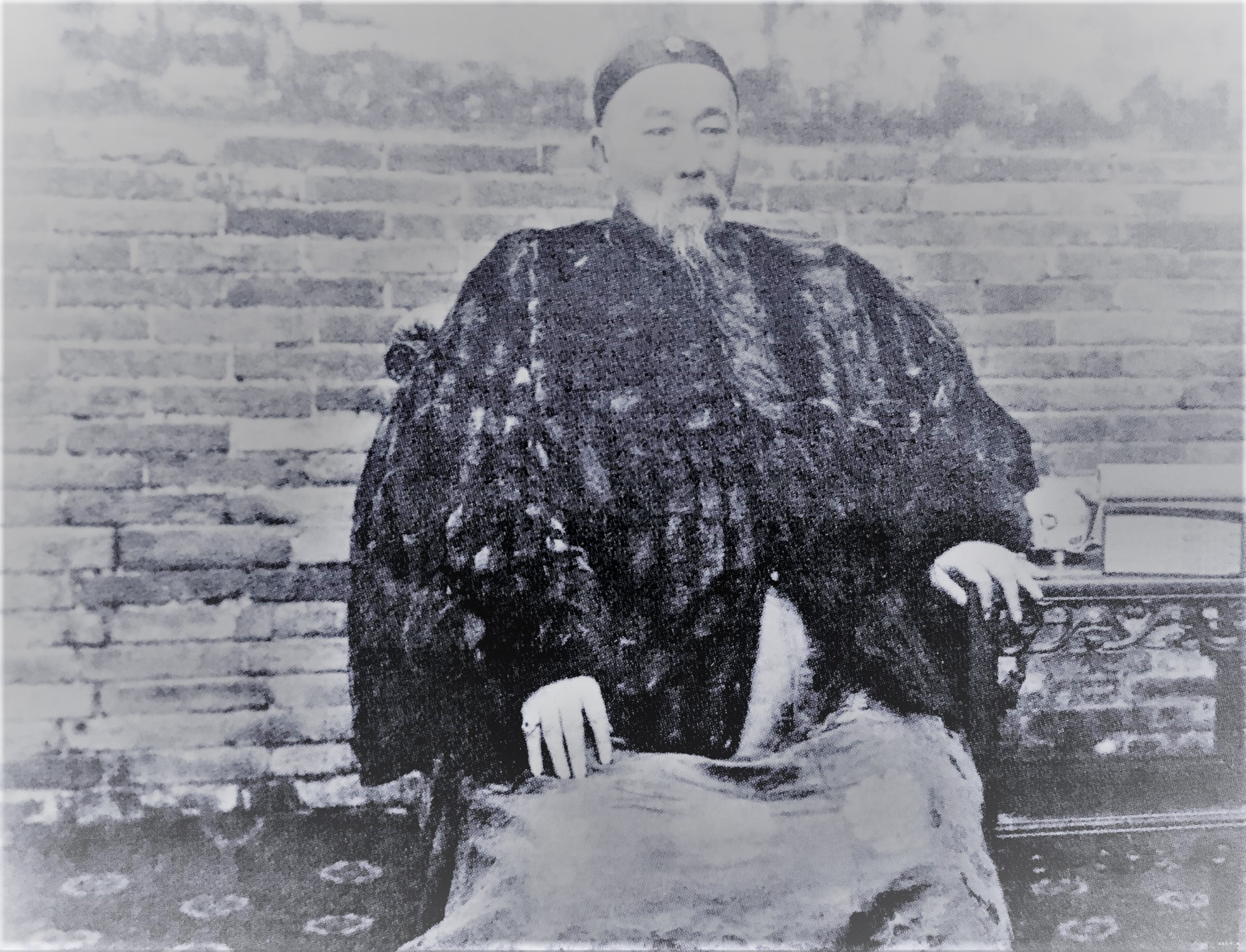 這張照片拍攝於1880年,北京的大街上的乞丐,真正的衣不蔽體,常年累月