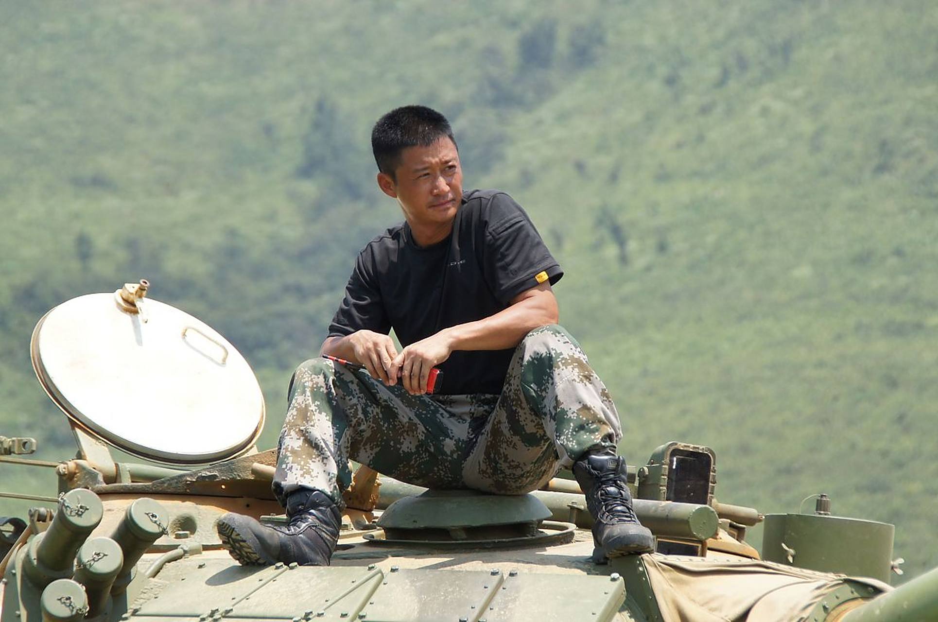 在电影《战狼ii》中,精英士兵冷锋(吴京饰)为了完成战友的遗愿,踏上了