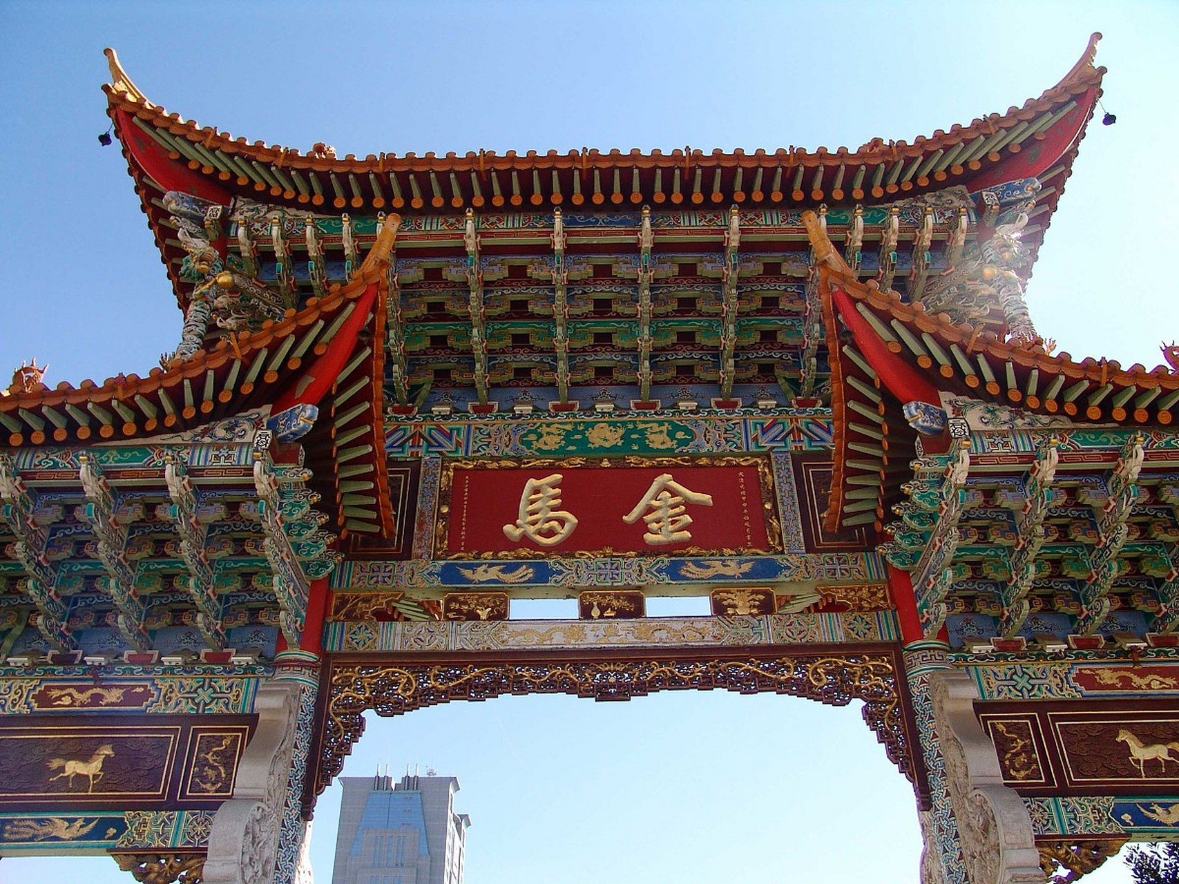 今天我要给大家介绍一处昆明古城的瑰宝——金马碧鸡坊!