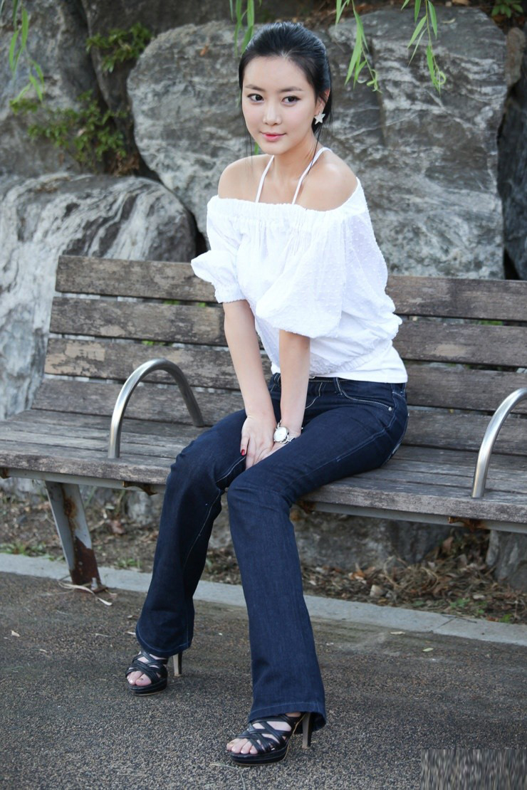 韩国美女闵秀雅微露香肩,优雅气质微微绽放