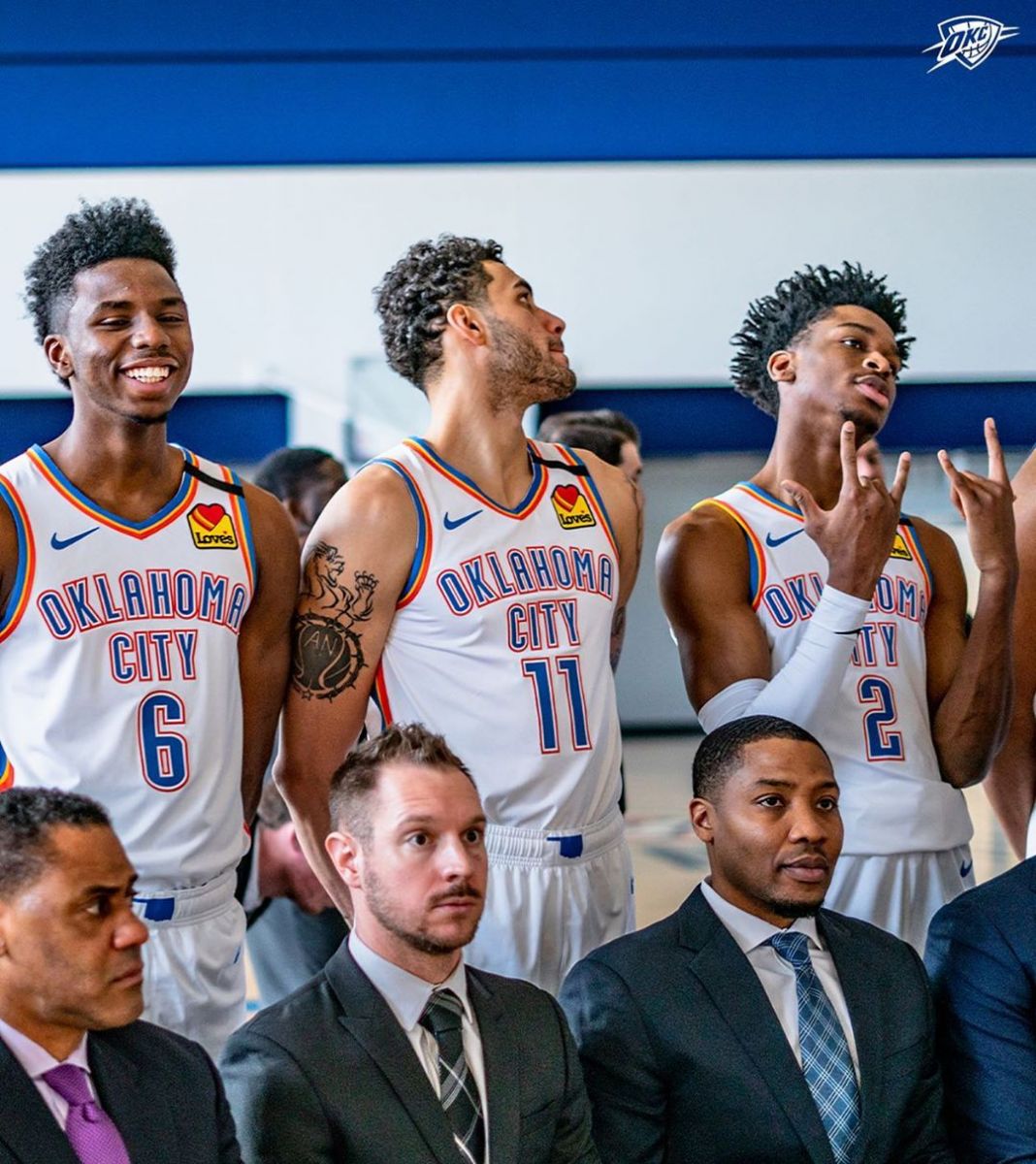 亚当斯长发飘飘!雷霆官方ins发布球队拍摄全队合影花絮