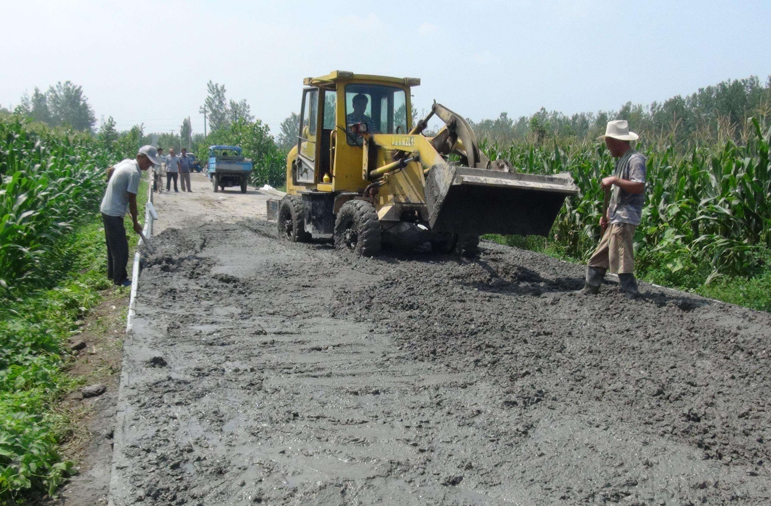 "农村示范房"将要普及,农村却不停地修路,这不是在浪费钱吗?