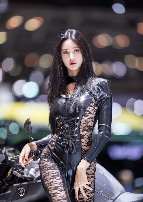 车模美女,一身黑色,皮衣皮裤,酷酷的也很迷人