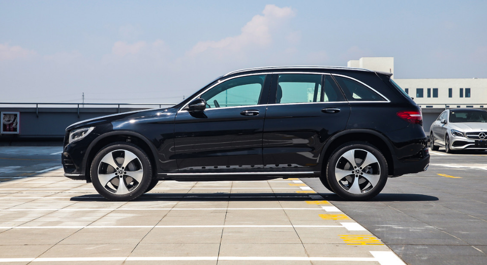 奔驰新改款suv—奔驰glc,尺寸不逊色宝马x5,颜值超高,配置升级