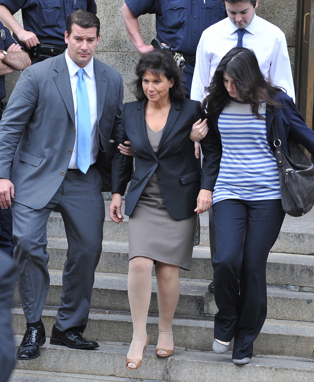 英国男子盖伊·穆肯迪因在性行为中擅自摘除避孕套被判强奸罪,引发