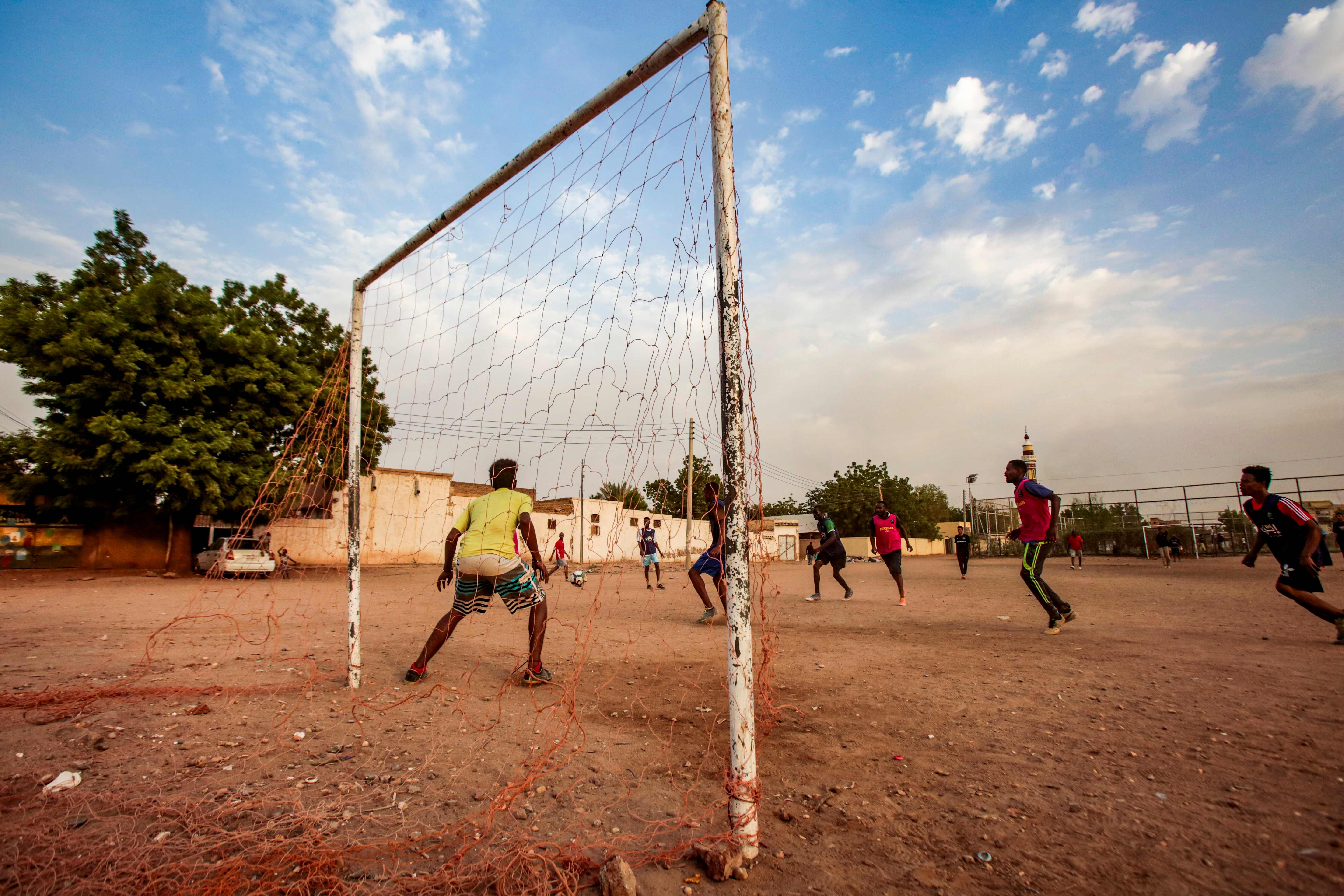 踢足球的苏丹年轻人