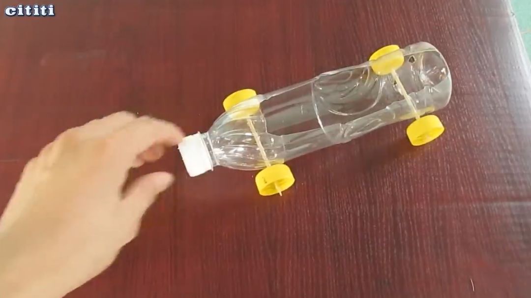 塑料瓶小车 