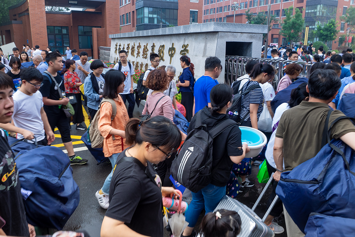 开学啦!济南大学城实验高中新生报到,满眼学生家长